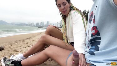 Katty West спалила вуайериста-дрочуна на пляже и помогла ему кончить