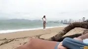 гуляет по пляжу в Паттайе