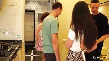 Свингеры: Свингеры пришли в гости и спонтанно обменялись партнерами для ебли вчетвером