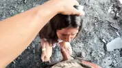 насаживает голову девчонки на стояк
