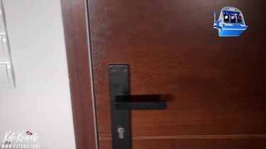 Закусила сперму клубникой после секса на романтическом свидании