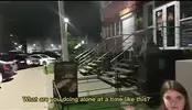 парень снимает курящую студентку на улице