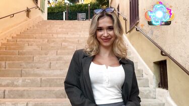 За деньги мастурбирует перед незнакомцем и трахается с ним