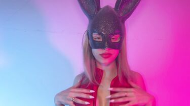 Зайка разогрела киску пальцами перед ритмичной еблей
