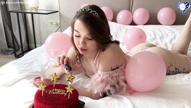 Милая девчонка на День рождения получила анальный секс в подарок