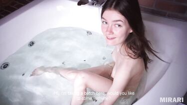 Чпокает молодую телку в джакузи до слива на лицо