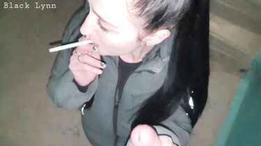 Курящая брюнетка сосет хуй на лестничной клетке
