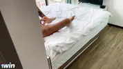 сосед подглядывает за мастурбирующей красоткой