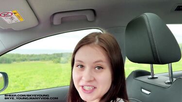 Не надела трусиков и была выебана на капоте тачки в поле