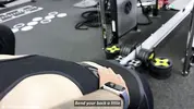 фитоняшка занимается в спортзале
