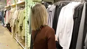 блондинка на шопинге с парнем