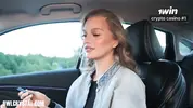 разговаривает с таксистом