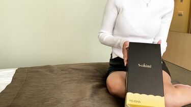 Девушка с помощью мастурбатора дрочит член своего парня