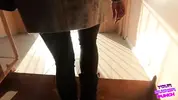 завела парня зимой в подъезд