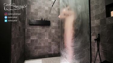 Худышка дает в очко в душе с активной мастурбацией пилотки