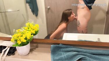 Спортивная девушка после тренировки в зале трахается в ванной с парнем