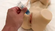 трахает секс куклу пока мачеха в душе