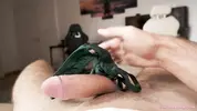дрочит хуй, натирая его грязными трусиками
