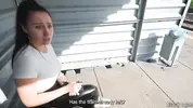 на остановке знакомится с девушкой