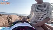 телка на пляже надрачивает ствол