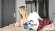 телка в мини юбке сосет член