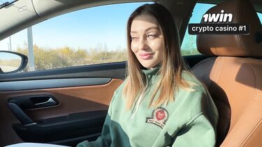 Попутчица сосет водителю в машине и ебется на четвереньках