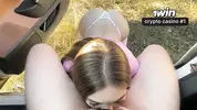 сосет хуй водителю, стоя на коленях
