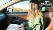 подвозит красивую попутчицу