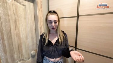 Телка шопоголик изменяет мужу, оплачивая пиздой курьерскую доставку