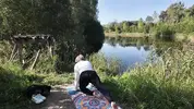 русская милфа занимается йогой на природе