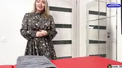 остеопат принимает на массаж мамину подругу