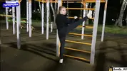 подкатывает к милфе на спортивной площадке