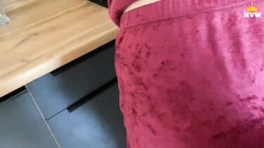 HotWife Vika: Пасынок ебет мачеху Вику после завтрака на кухне