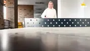 клиентка играет в теннис с тренером