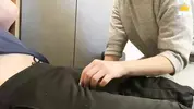 соблазняет сантехника, пока он чинит трубу