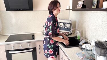 AleksSam13: Жестко шпилит на кухне 45-летнюю маму друга