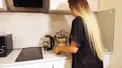 домохозяйка показывает силиконовые сиськи другу мужа