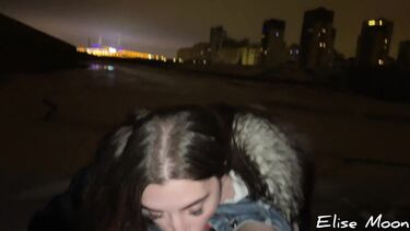Русская девушка в шубе делает минет на улице на сильном морозе