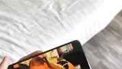 парень показывает компромат жене друга