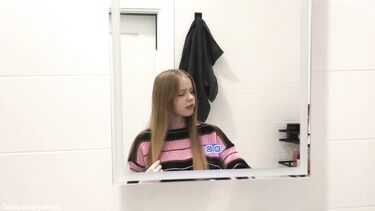 Заботливая падчерица работает ртом и киской с недодроченным членом отчима
