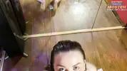 опускается на колени и сосет член