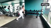 Перси Диана тренируется в зале