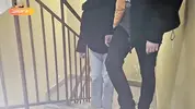 проводит девушку домой в подъезде
