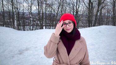 Like2Fingers: Милашка в очках отсасывает хуй в заснеженном парке