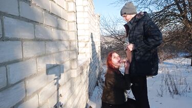 Рыжая сосет член и трахается раком зимой на улице у заброшки