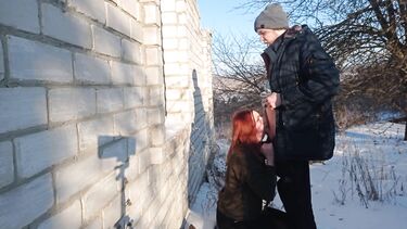 Рыжая сосет член и трахается раком зимой на улице у заброшки