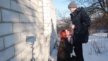 Рыжая сосет член и трахается раком зимой на улице у заброшки