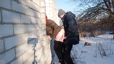 Рыжая сосет член и трахается раком зимой на улице у заброшки