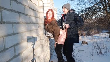 SweetAndFlow: Рыжая сосет член и трахается раком зимой на улице у заброшки