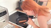 сплевывает добытую сперму на сковородку